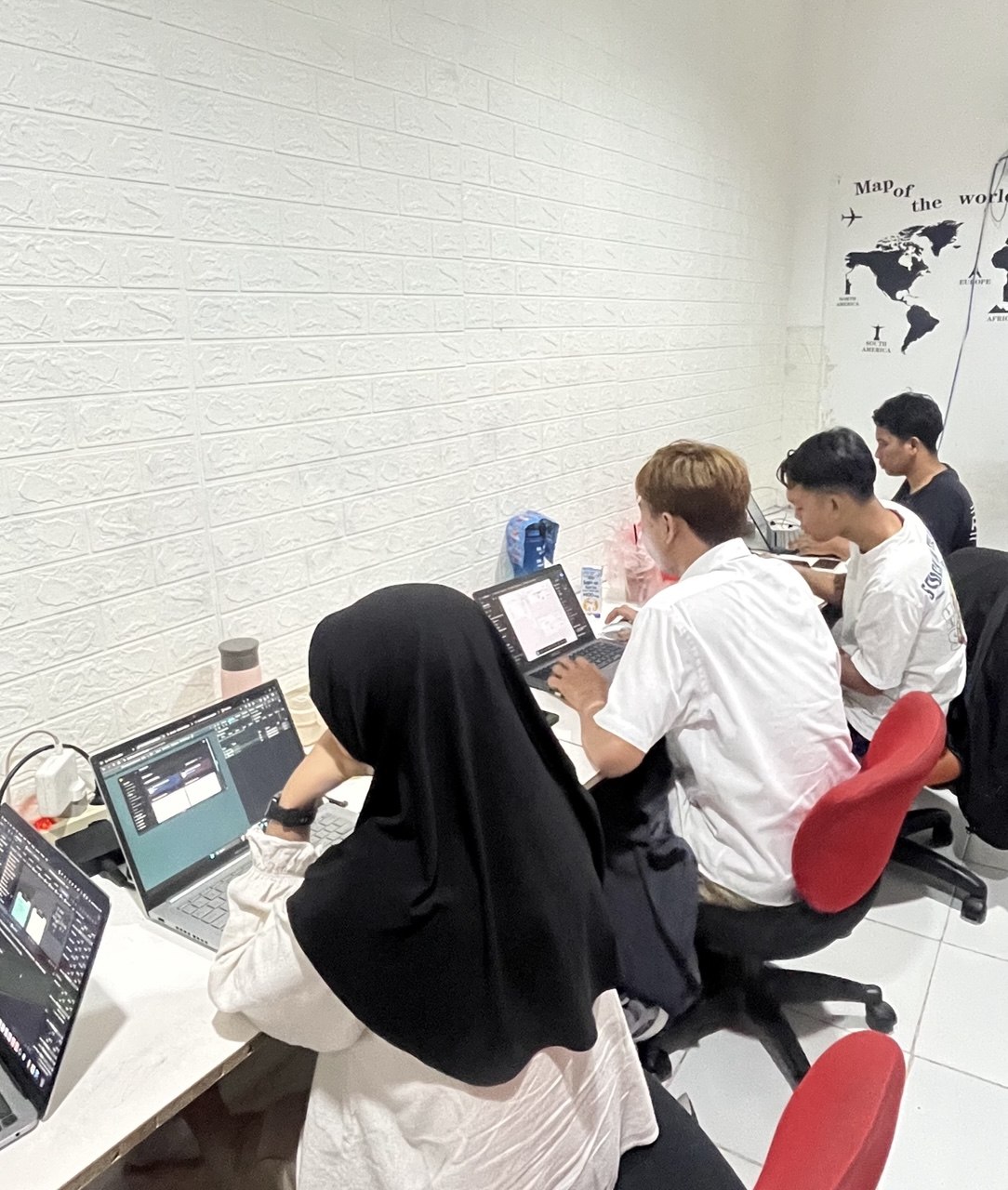 Aktivitas tim CAN Creative bekerja bersama di kantor